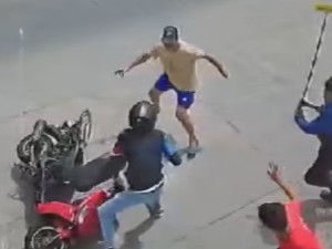 Video: intentaron robarle la cartera a una mujer, se cayeron de la moto y los vecinos los atacaron a palazos