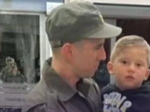 Nahuel Gallo llegó a Argentina y fue recibido por su esposa e hijo