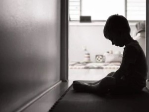 Aumento de la depresión en chicos: pediatras insisten por más presencia adulta y menos pantallas