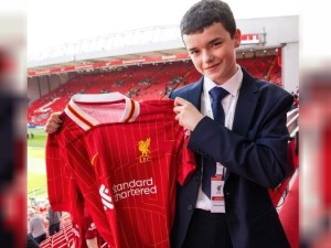 Owen Cooper ganó el Golden Globe y recibió un saludo especial del Liverpool