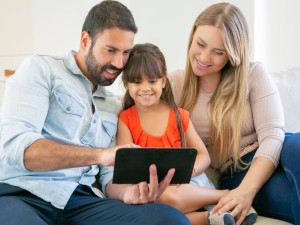 "Mapaternidad" presente en la era digital: atención, escucha y conexión emocional.