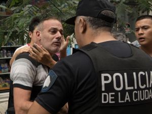 Parque Patricios: tensión entre la Policía y los damnificados que intentaron entrar por la fuerza al edificio