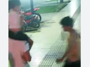 Un papá recibió un brutal golpe cuando caminaba con su hija en brazos