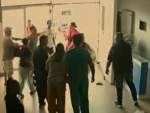 Familiares de un paciente atacaron a un vigilador por no dejarlos pasar durante la limpieza de la clínica