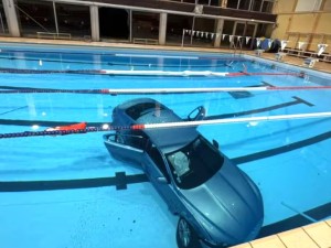 Francia: perdió el control de su auto y terminó junto a su hija en el fondo de una pileta municipal