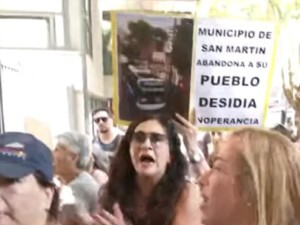 Incidentes en la puerta de la Municipalidad de San Martín por las inundaciones
