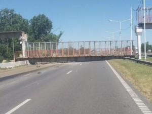 Un camión que transportaba una retroexcavadora chocó y derrumbó un puente peatonal en Rosario