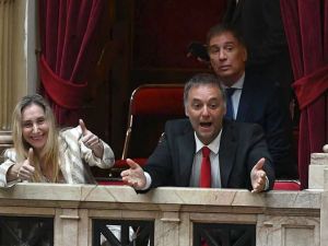 Con impulso del oficialismo, el Senado convirtió en ley la reforma laboral