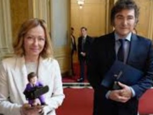 Meloni subastará los regalos de líderes mundiales, incluida la estatuilla de Milei con motosierra
