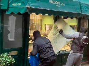 Londres: rompieron la vidriera a mazazos y asaltaron una joyería a plena luz del día
