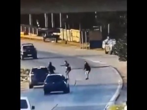 Video: una policía atropelló a un delincuente al presenciar un robo en Quilmes