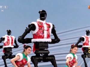 Robots humanoides sorprendieron en la gala previa al Año Nuevo Chino con una exhibición de artes marciales