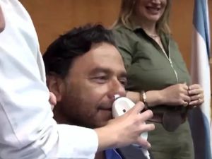 El Gobernador de Salta se hizo una rinoscopía en vivo y dio negativo