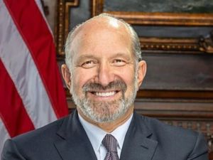 El secretario de Comercio de Estados Unidos reconoce visita a isla de Epstein