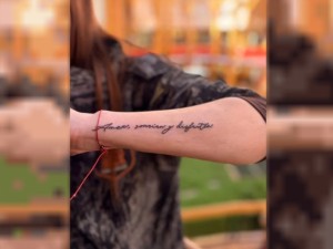 Polémica: una joven se tatuó una frase del coordinador de su viaje de egresados