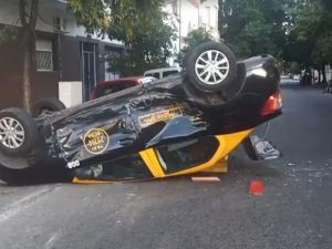 Impactante choque entre un auto de aplicación y un taxi dejó cuatro heridos en Almagro
