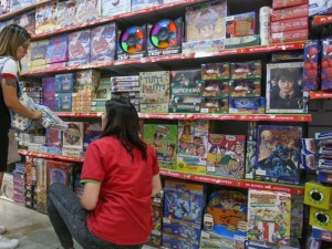 En medio de un consumo más cauteloso, las ventas de juguetes cayeron 7% para Navidad