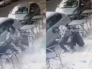 El momento exacto en el que le cae un vidrio encima a un hombre que merendaba en la vereda