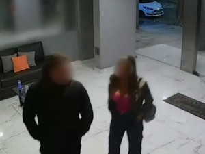 Detuvieron a una viuda negra tras encontrar sus huellas dactilares en una copa de vino