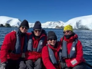 “¡Saludos desde la Antártida!”: Michael Douglas y Catherine Zeta-Jones, de vacaciones junto a sus hijos